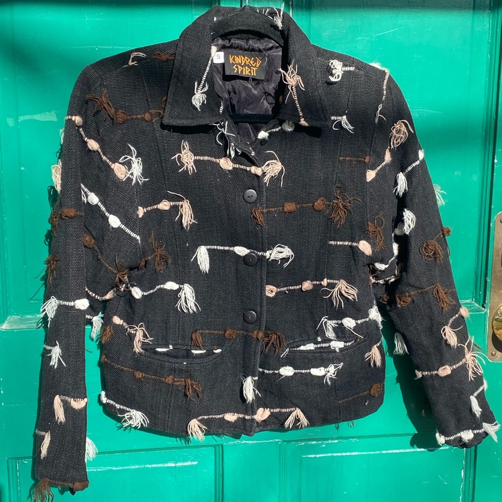 Cropped coat with threads and pockets
